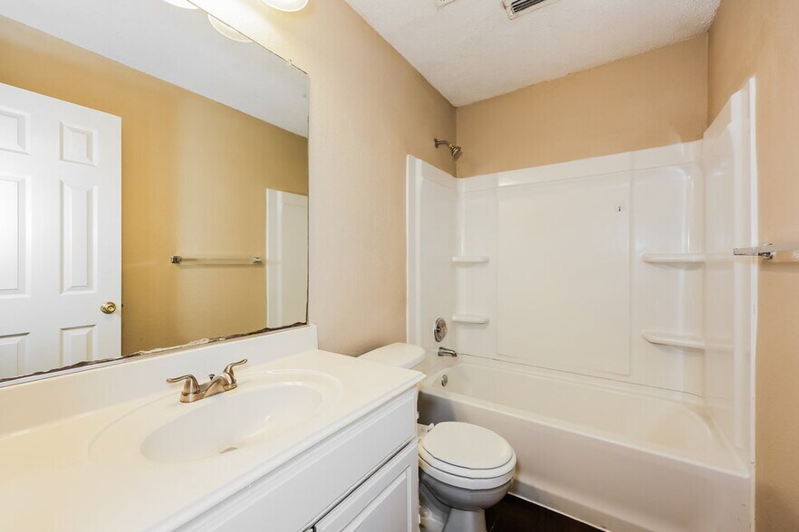 Building Photo - 2021 Wildwood Dr