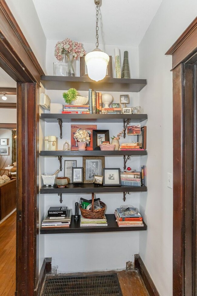 Building Photo - Fantastic West Plaza Bungalow