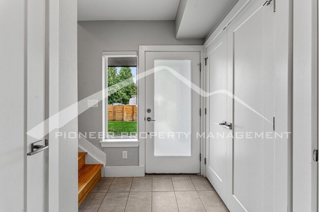 Building Photo - Spacious Townhouse with Washer/Dryer and G...