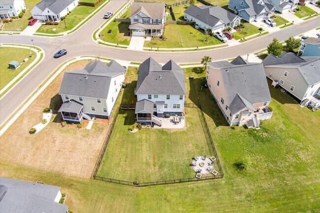 Building Photo - Show stopping 5 bed/3 bath rental in the h...