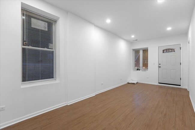 Building Photo - 1313 W Chicago Ave