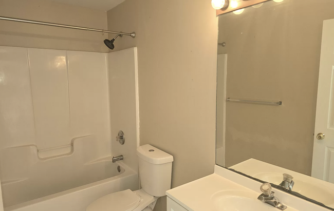 Building Photo - 4642 Golfview Blvd