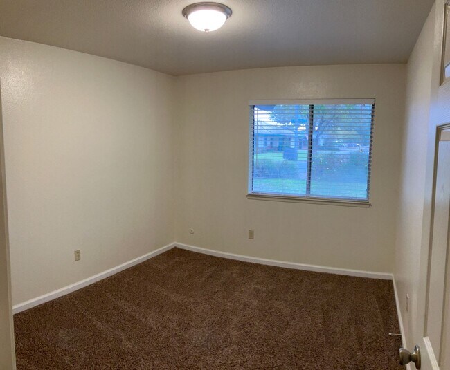 Building Photo - 1213 Satariano Ln