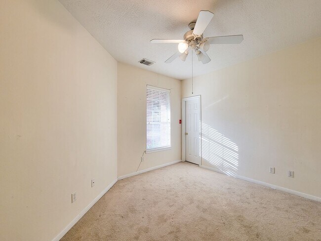 Building Photo - Fantastic looking 4 bedroom and 2 bathroom home in a great neighborhood nestled in the heart of S...