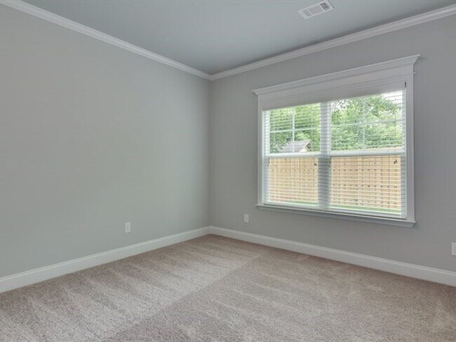 Building Photo - Centrally Located Home Sweet Home