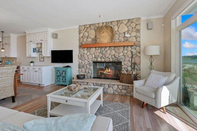 Building Photo - Spectacular Water Front Home With a Short Term  Lease to Start!