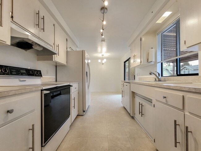 Building Photo - Charming Rambler with Ample Parking and Great Location