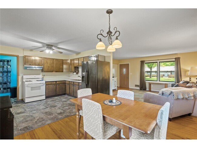 Building Photo - 9457 Saratoga Ln N