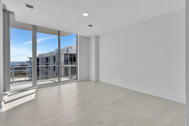 Building Photo - 220 Lake Shore Dr