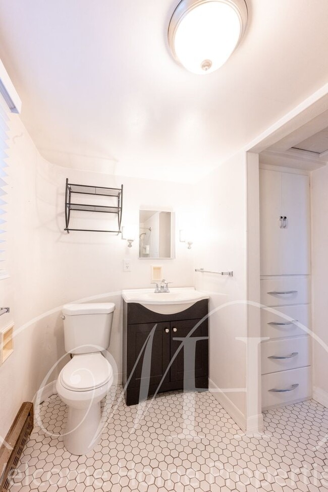 Building Photo - 310 SE 6th St