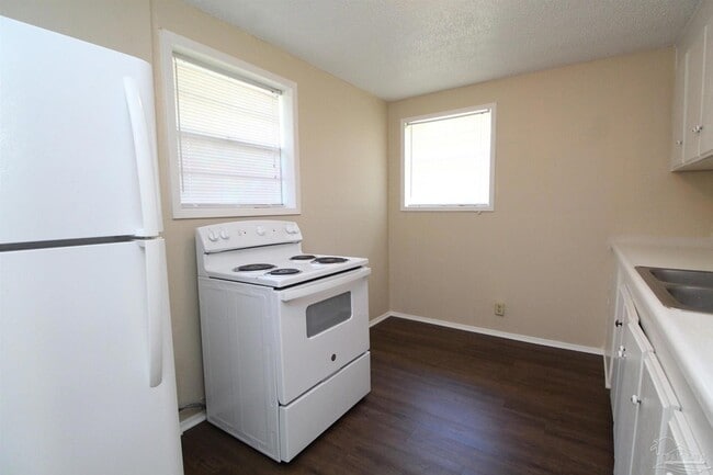 Building Photo - 5 Edgewood Cir