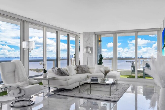 Primary Photo - 1717 N Bayshore Dr