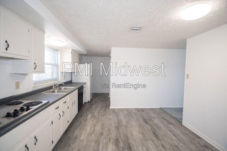 Building Photo - 8636 E Edgewood Ave