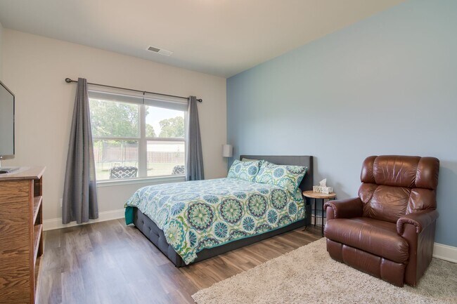 Building Photo - Available NOW MUST  see in McCoy's Creek
