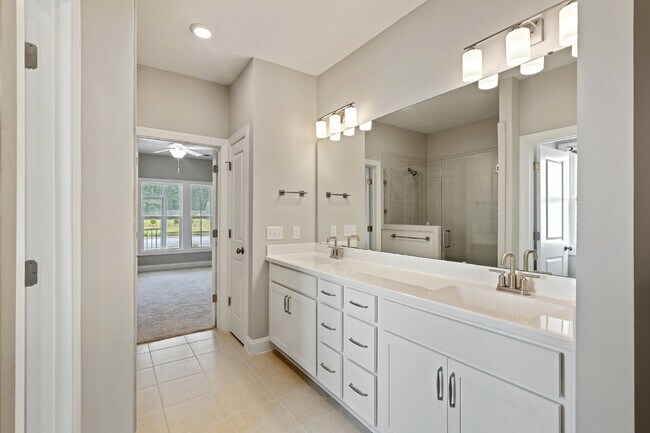 Building Photo - Spacious townhome with a wooded view! Spec...