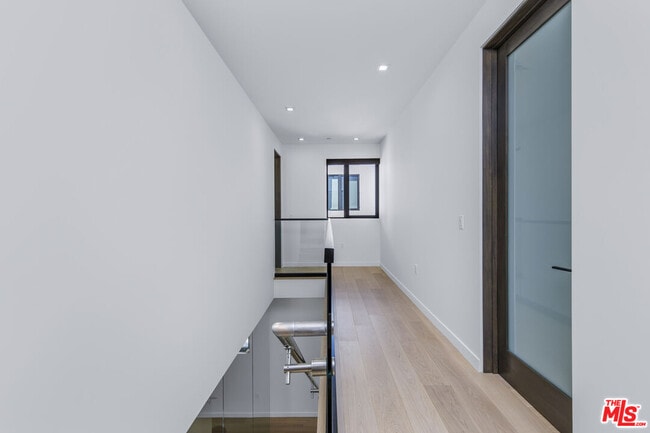 Building Photo - 2019 Barry Ave