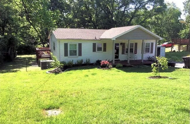 Building Photo - Cute 3 bed 1.5 bath, fenced yard, perfect ...
