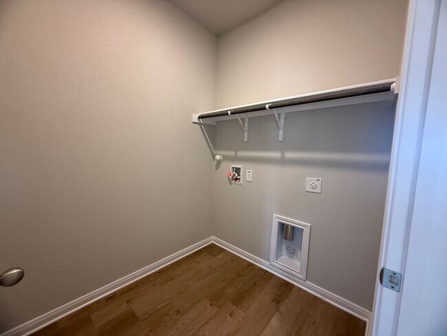 Building Photo - Washer/Dryer Included in the Premiere Luxu...