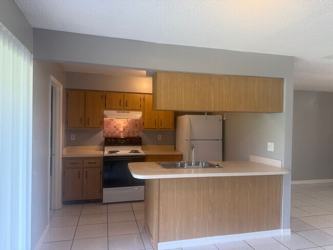 Building Photo - Spacious Duplex in Poinciana