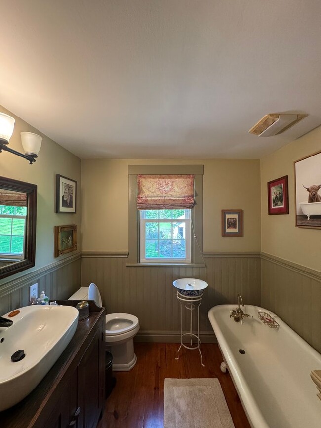 Building Photo - Charming 3-Bedroom Home in Desirable Allis...