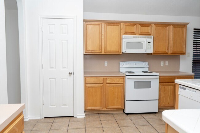 Building Photo - 12914 Pinehall Ln