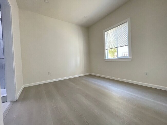 Building Photo - Beautifully updated 3-bedroom, 2-bathroom ...