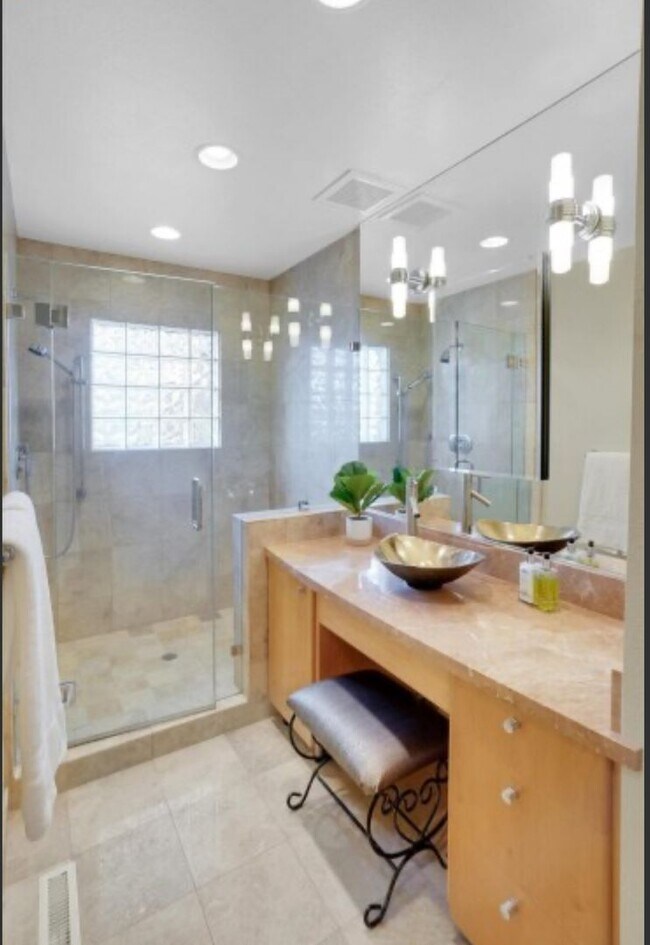Building Photo - Beautiful and Quiet 3 bedroom 3 bath home ...