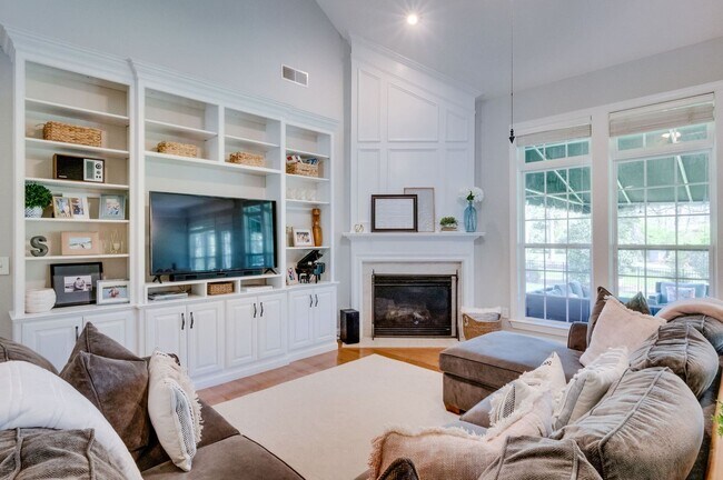 Building Photo - 4 Bedroom, 3.5 Bathroom Executive Home with Fenced Yard and 3 Car Garage.