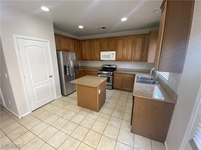 Building Photo - 680 Sumatra Pl