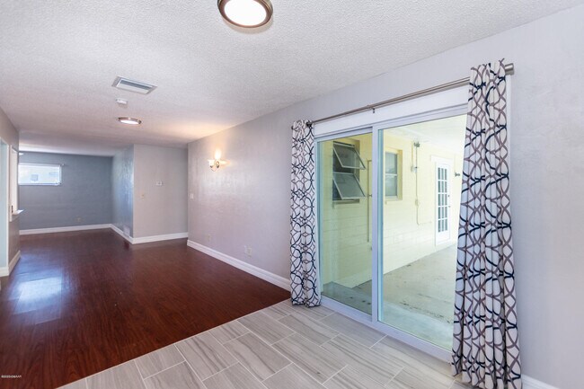 Building Photo - 136 Valencia Dr