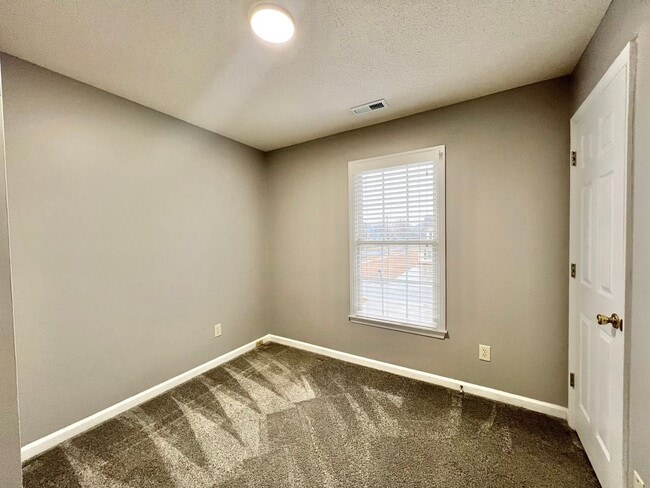 Building Photo - **OFFERING REFUNDABLE APPLICATION FEES & $100 MOVE IN PROMOTION** Charming 3BD, 2.5BA Apex Townho...