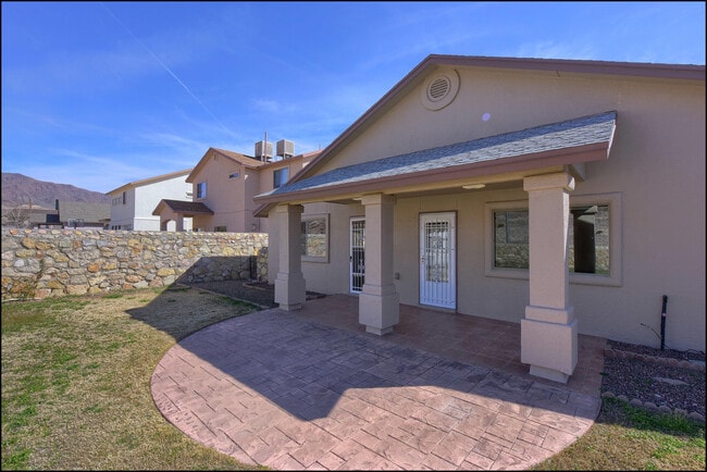 Building Photo - 7077 Luz De Sol Dr