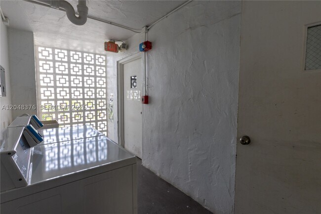 Building Photo - 1750 James 7L