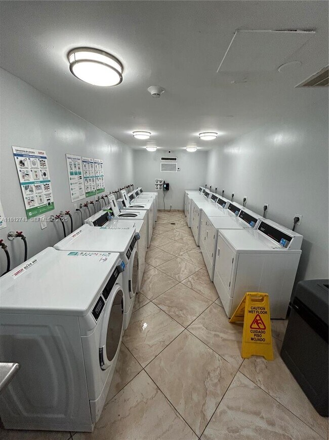 Building Photo - 4222 Inverrary Blvd