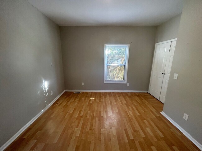 Building Photo - 10 Willow Ln