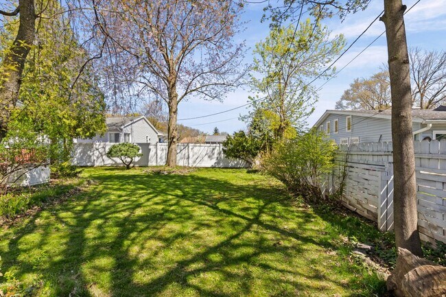 Building Photo - 130 Brooklawn Dr