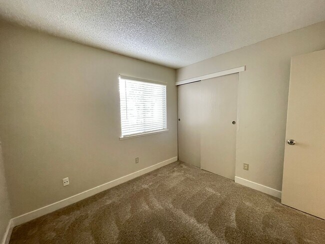 Building Photo - Beautifully Modern 2bd 1bth Apartment Home...