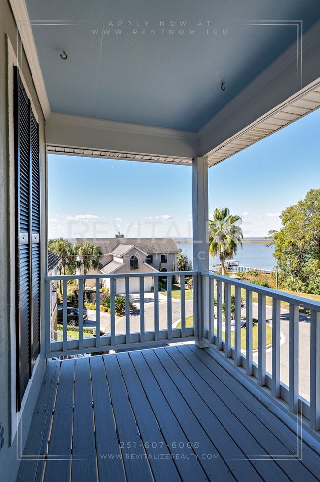 Building Photo - Charming 3-Level Home with Water Access in...