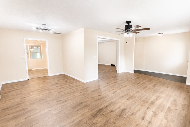 Building Photo - 1321 E Walnut Lawn St