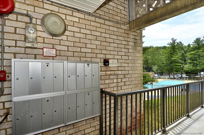 Building Photo - Spacious & Updated 2BD/1BA - All Utilities...