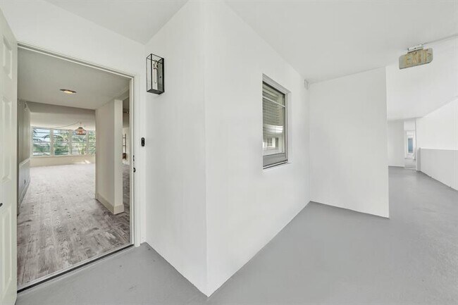 Building Photo - 3051 NE 48th St