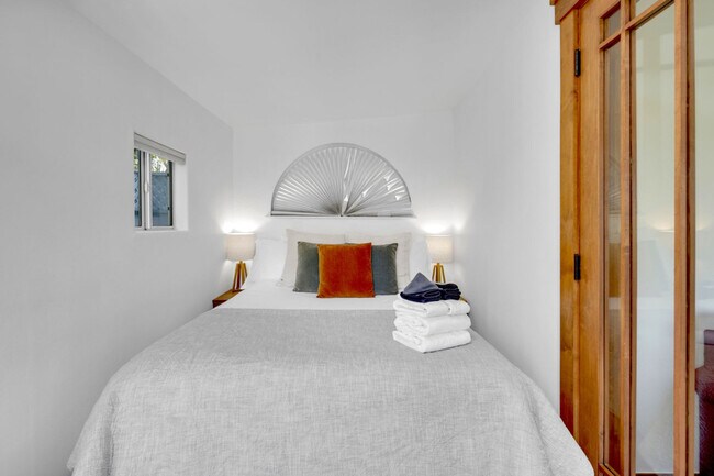 Building Photo - 1072 Johnson Ave