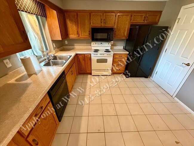 Building Photo - Spacious 2 Bed 2 Bath Ground Floor Unit-Available NOW!!