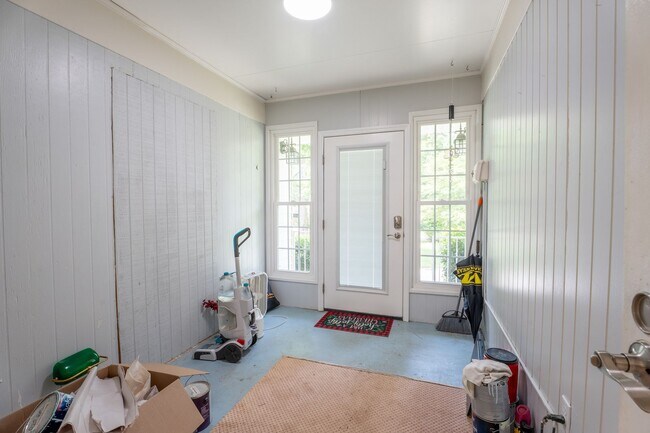 Building Photo - 607 3rd St Ext
