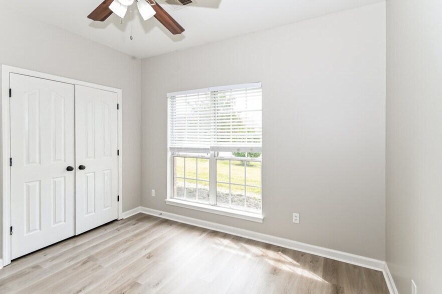 Building Photo - 2552 Pyramid Dr