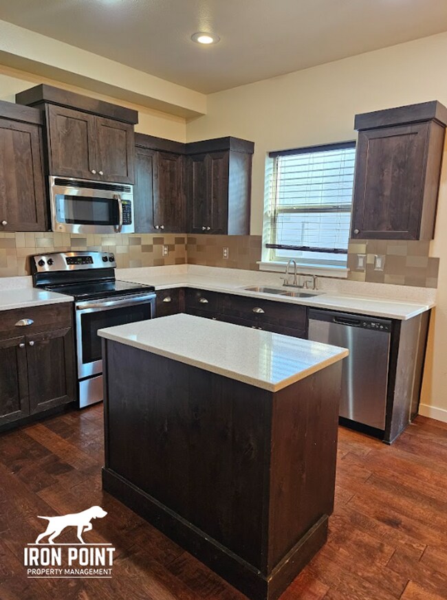 Building Photo - 3bed/2.5 bath Townhome in Boise w/2 Car Garage, Community Pool & Fitness Center