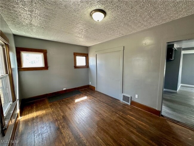 Building Photo - 323 Belden Ave NE