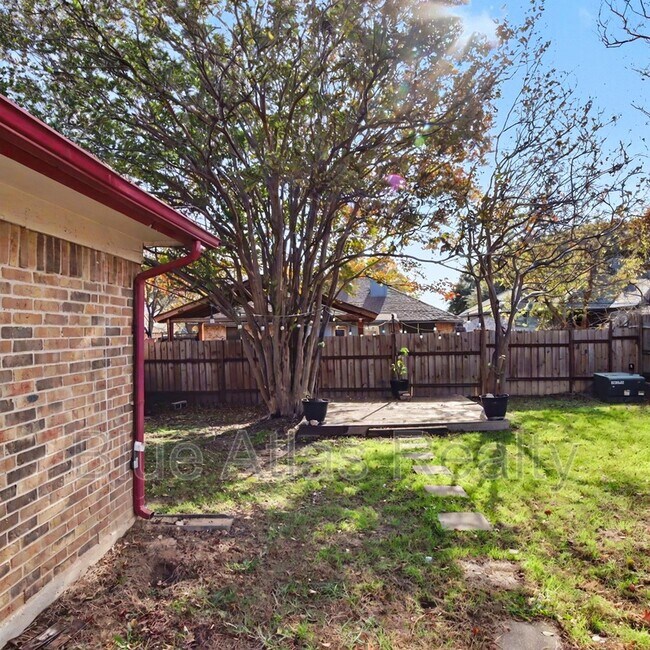 Building Photo - 1009 W Hills Terrace