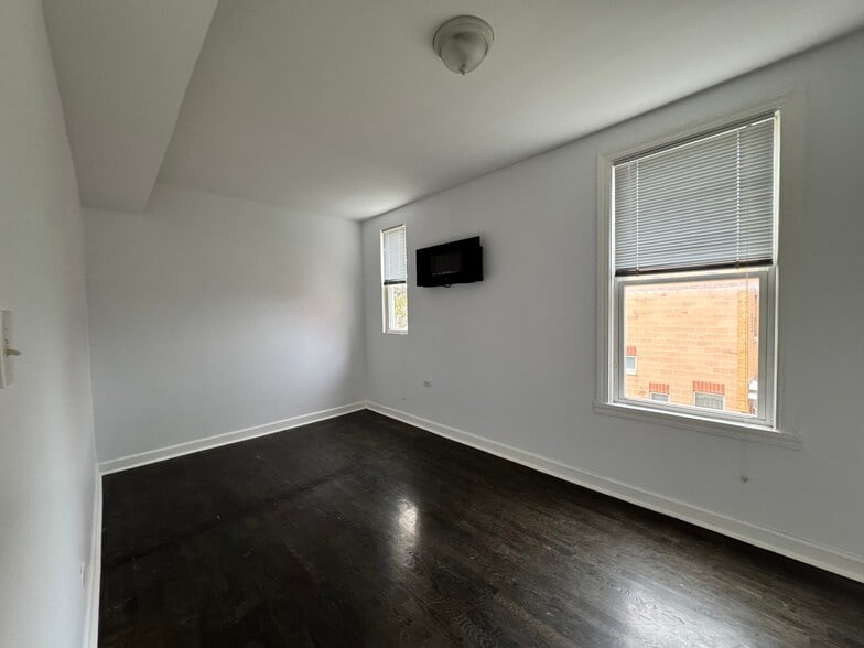 Building Photo - 620 N Kedzie Ave