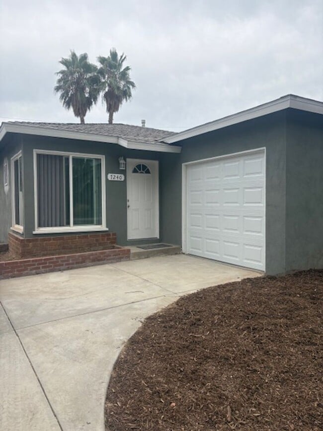 Primary Photo - Beautiful Single-Family Home with Modern U...